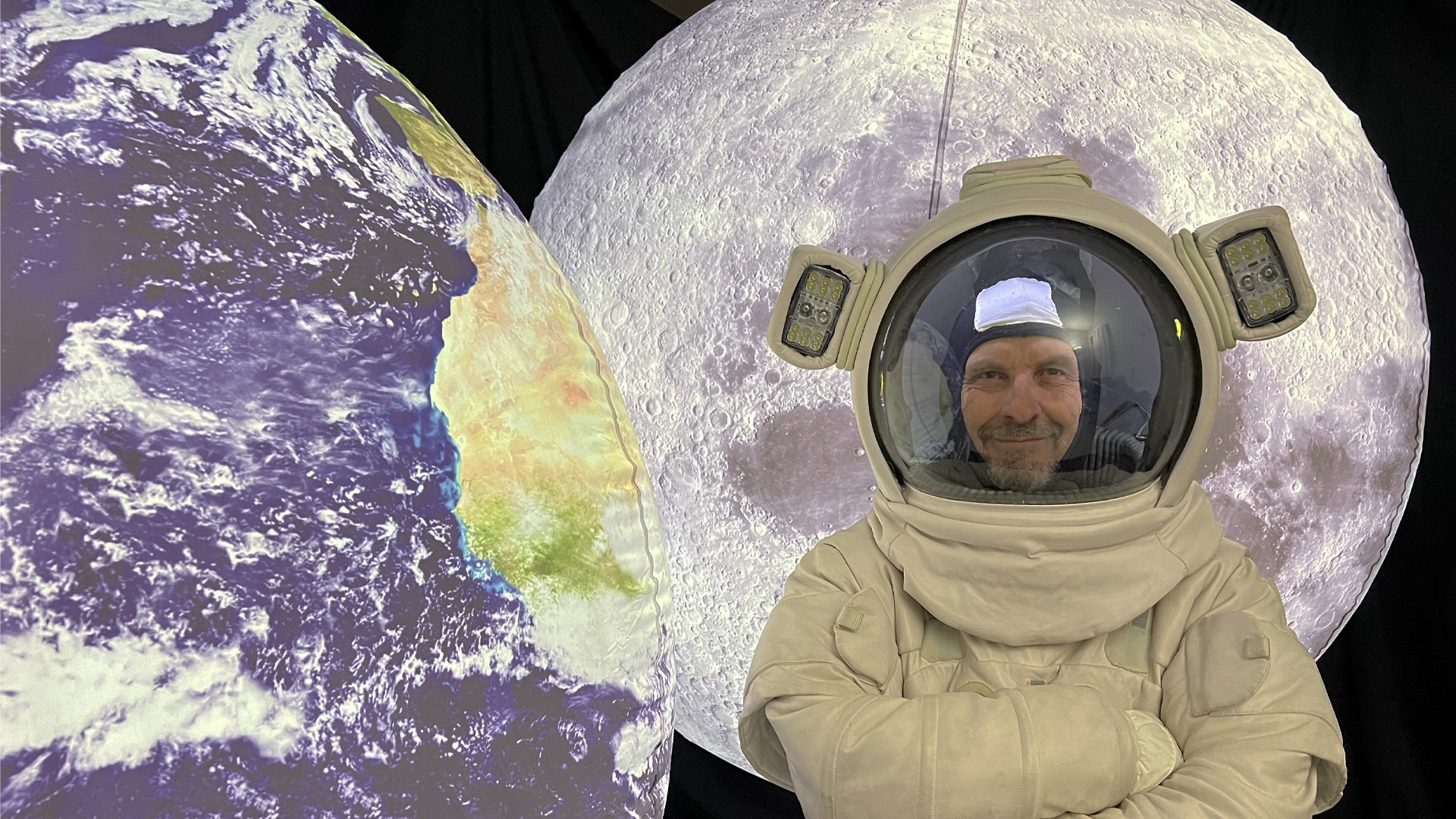 alquiler de traje de astronauta para rodaje, con hinchables de 2 metros, del planeta tierra y de la luna