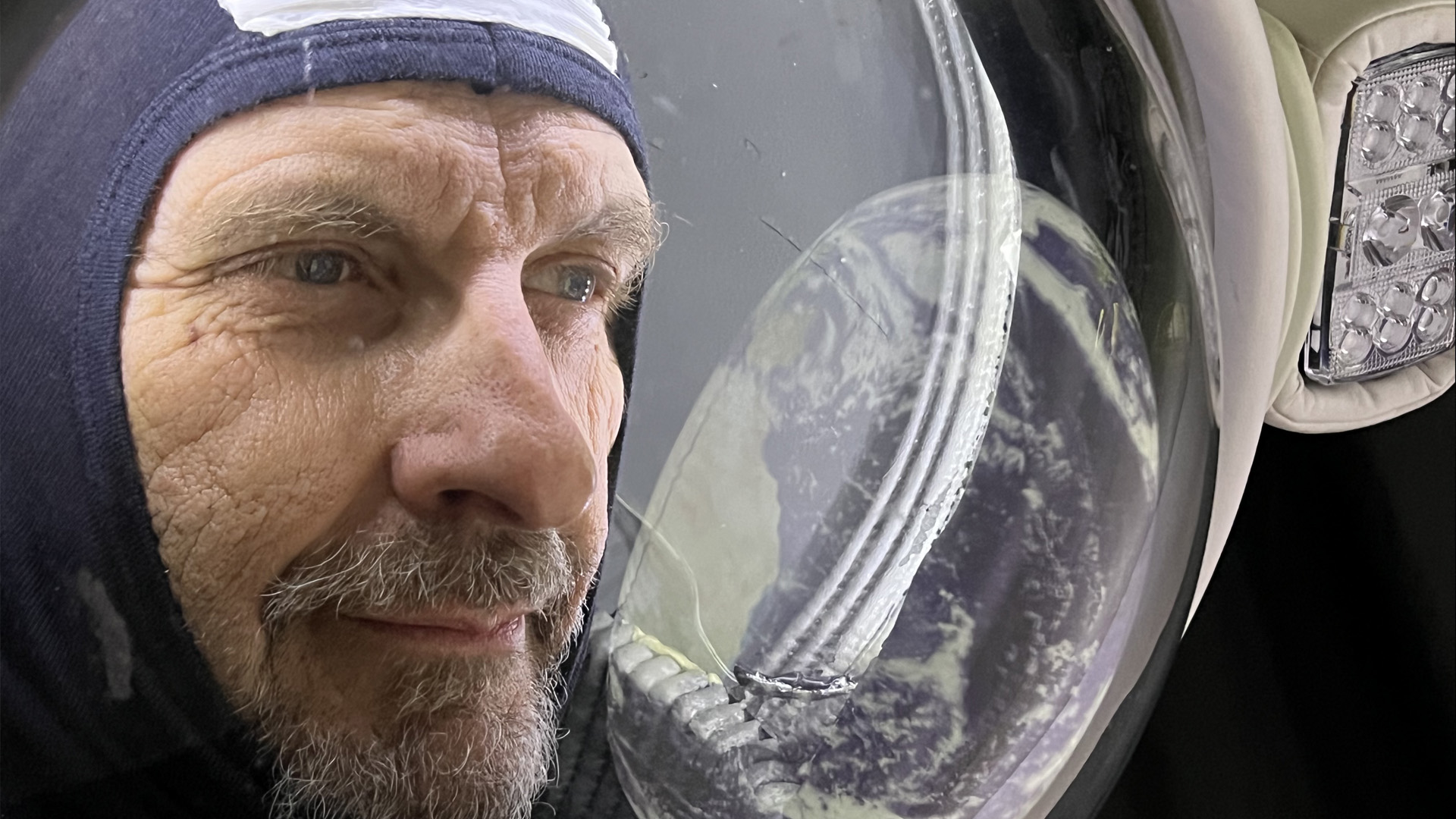alquiler de traje de astronauta para rodaje, con hinchables de 2 metros, del planeta tierra y de la luna