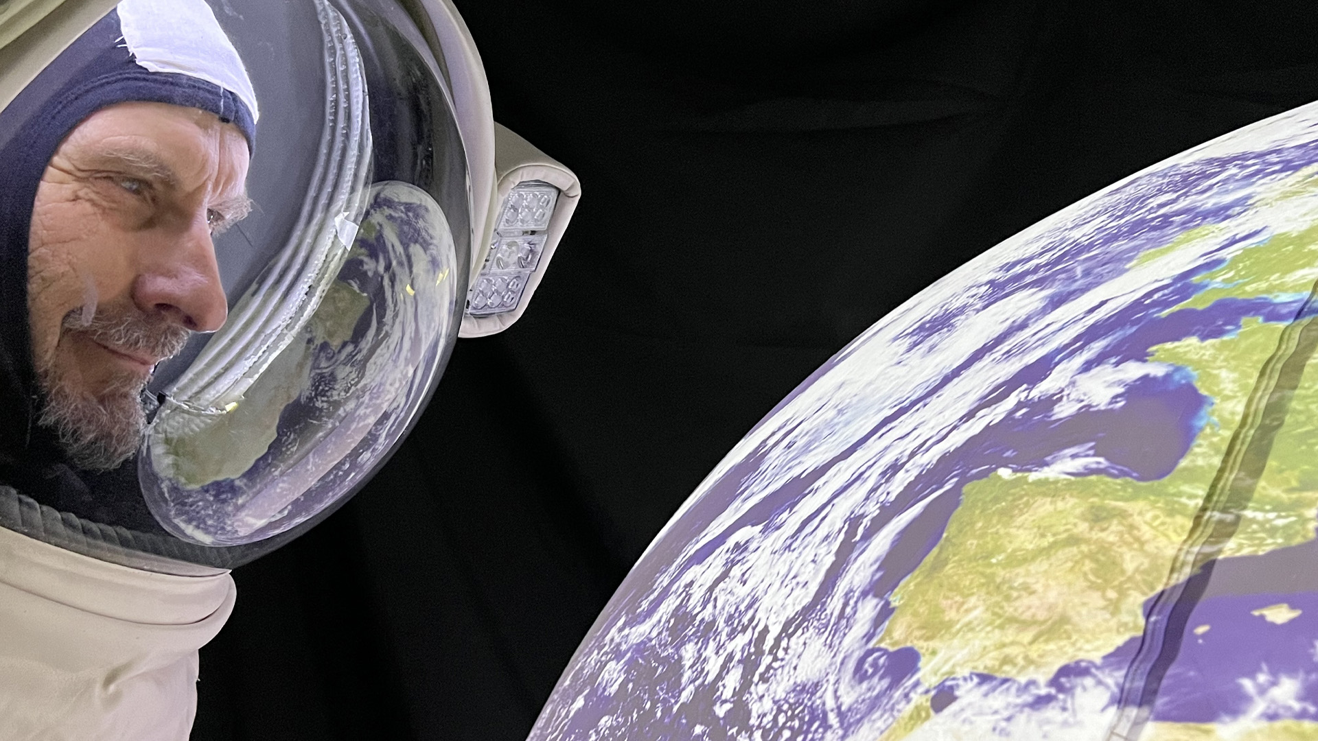 alquiler de traje de astronauta para rodaje, con hinchables de 2 metros, del planeta tierra y de la luna