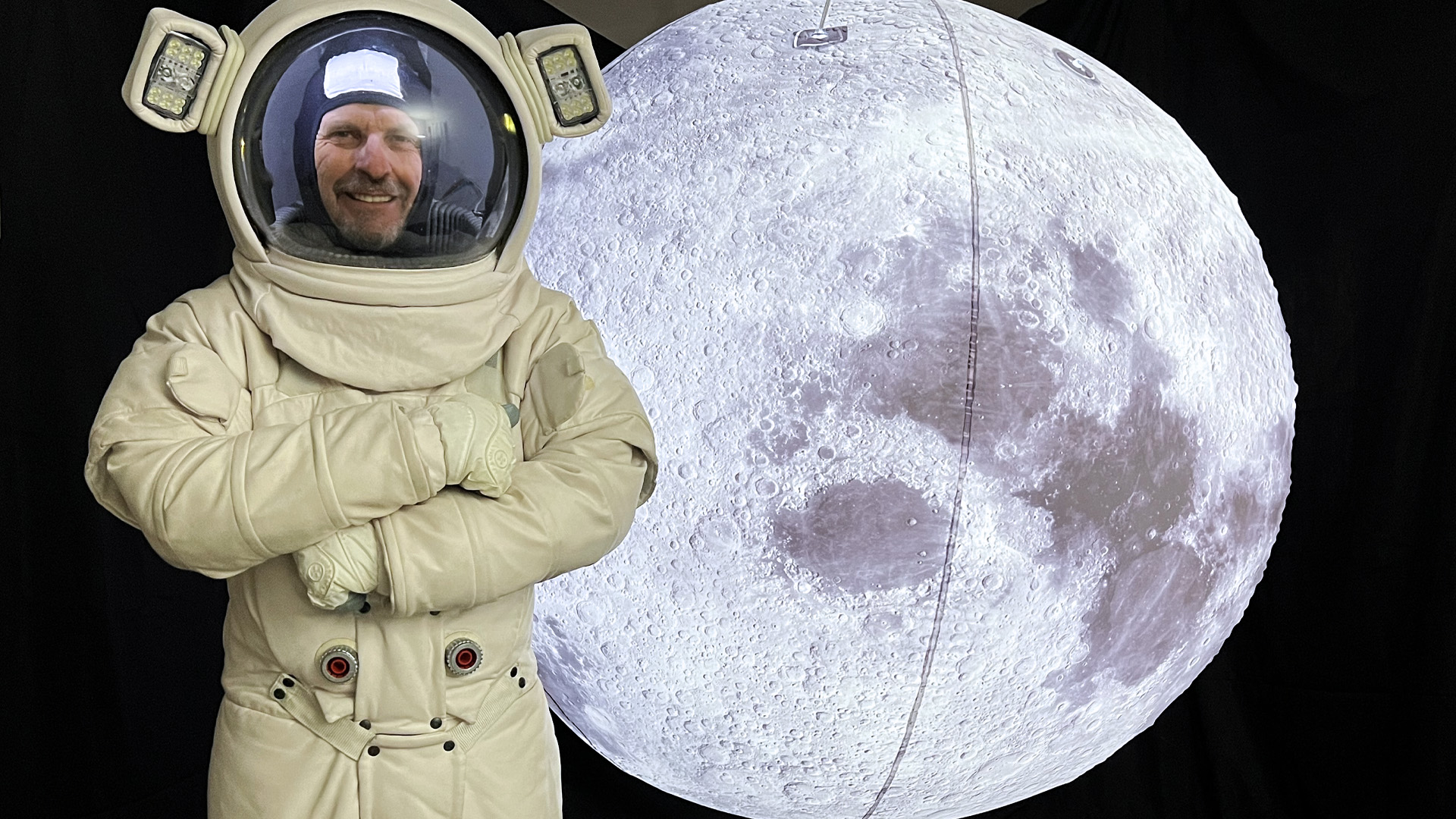 alquiler de traje de astronauta para rodaje, con hinchables de 2 metros, del planeta tierra y de la luna
