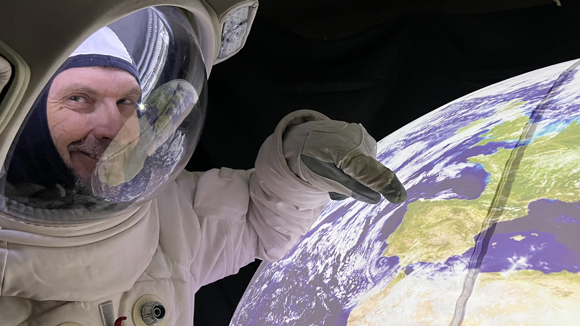 alquiler de traje de astronauta para rodaje, con hinchables de 2 metros, del planeta tierra y de la luna