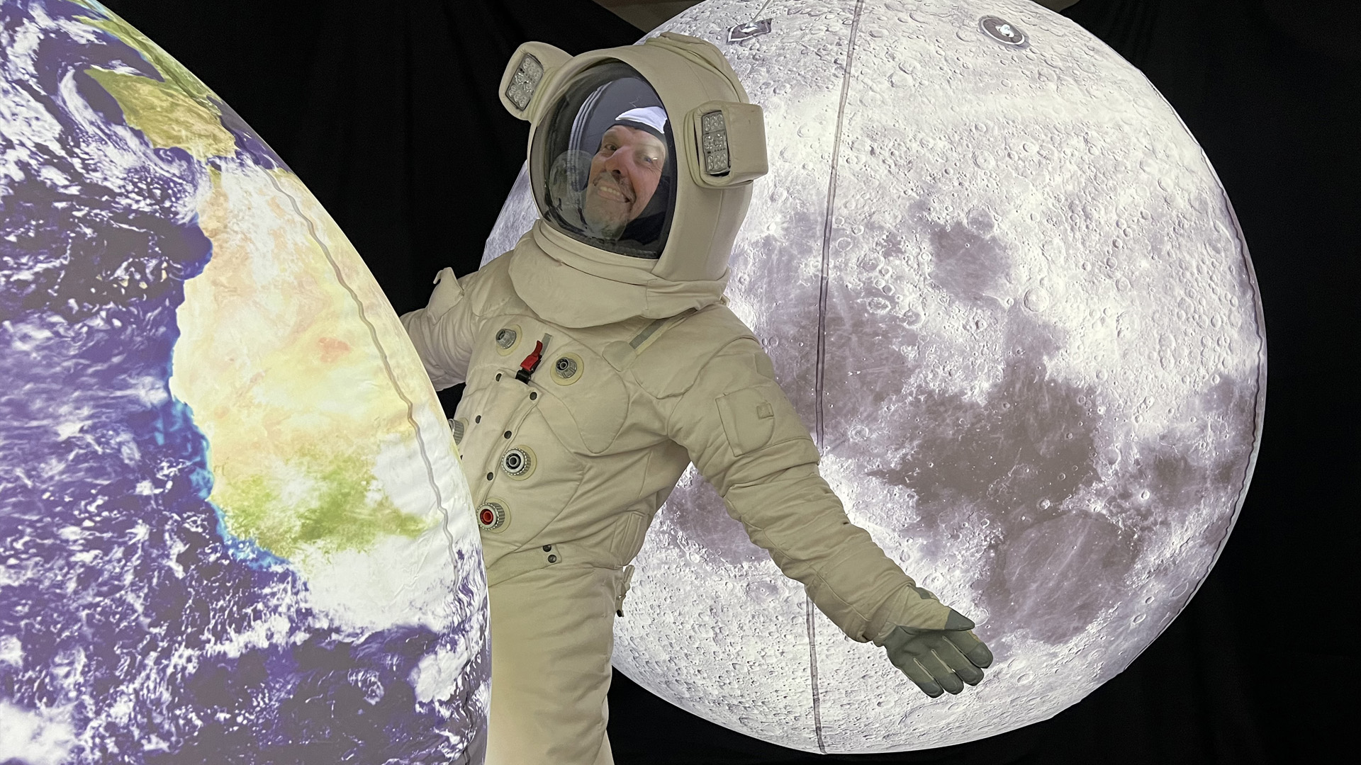 alquiler de traje de astronauta para rodaje, con hinchables de 2 metros, del planeta tierra y de la luna