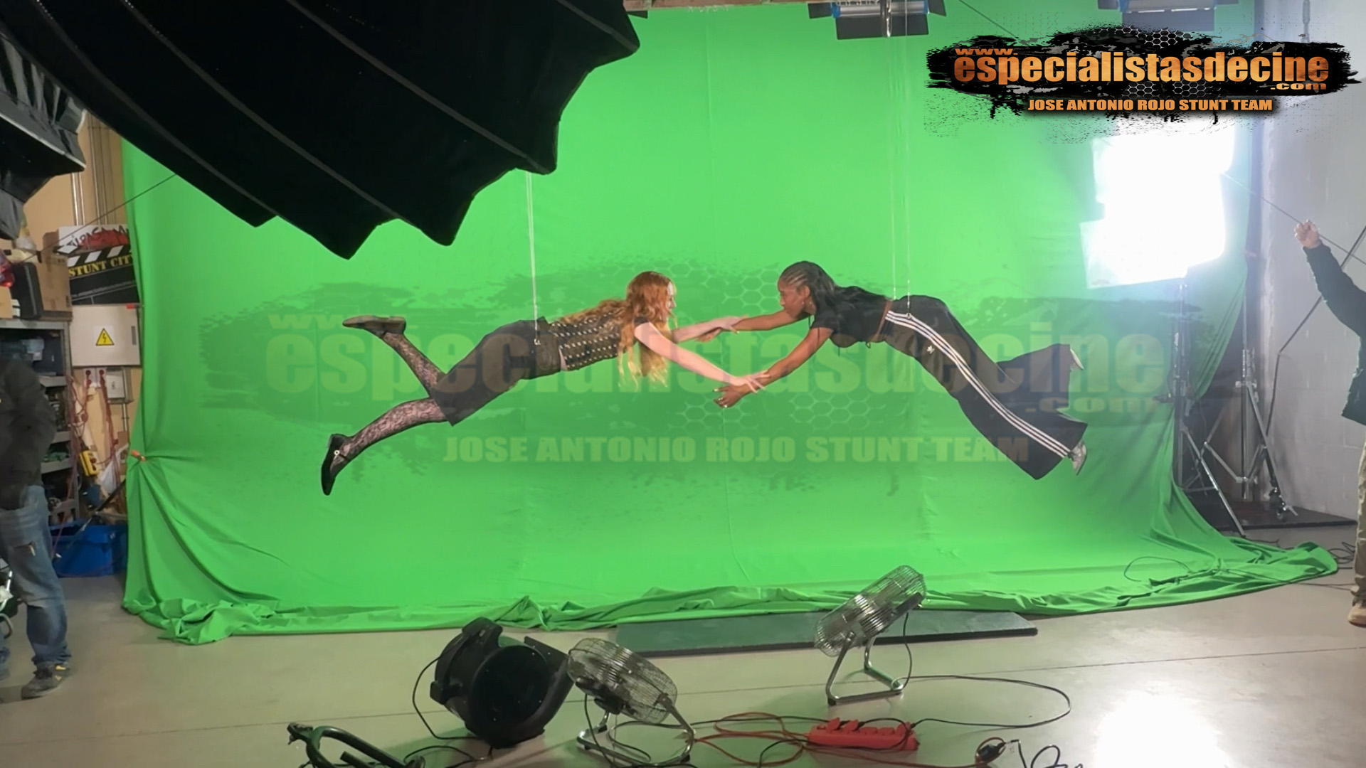 plato de chroma alquiler en Arganda del Rey levitacciones para rodajes videoclip con arneses de vuelo y rigging y efectos especiales maquilllaje peluqueria lo que necesites para tu proyecto