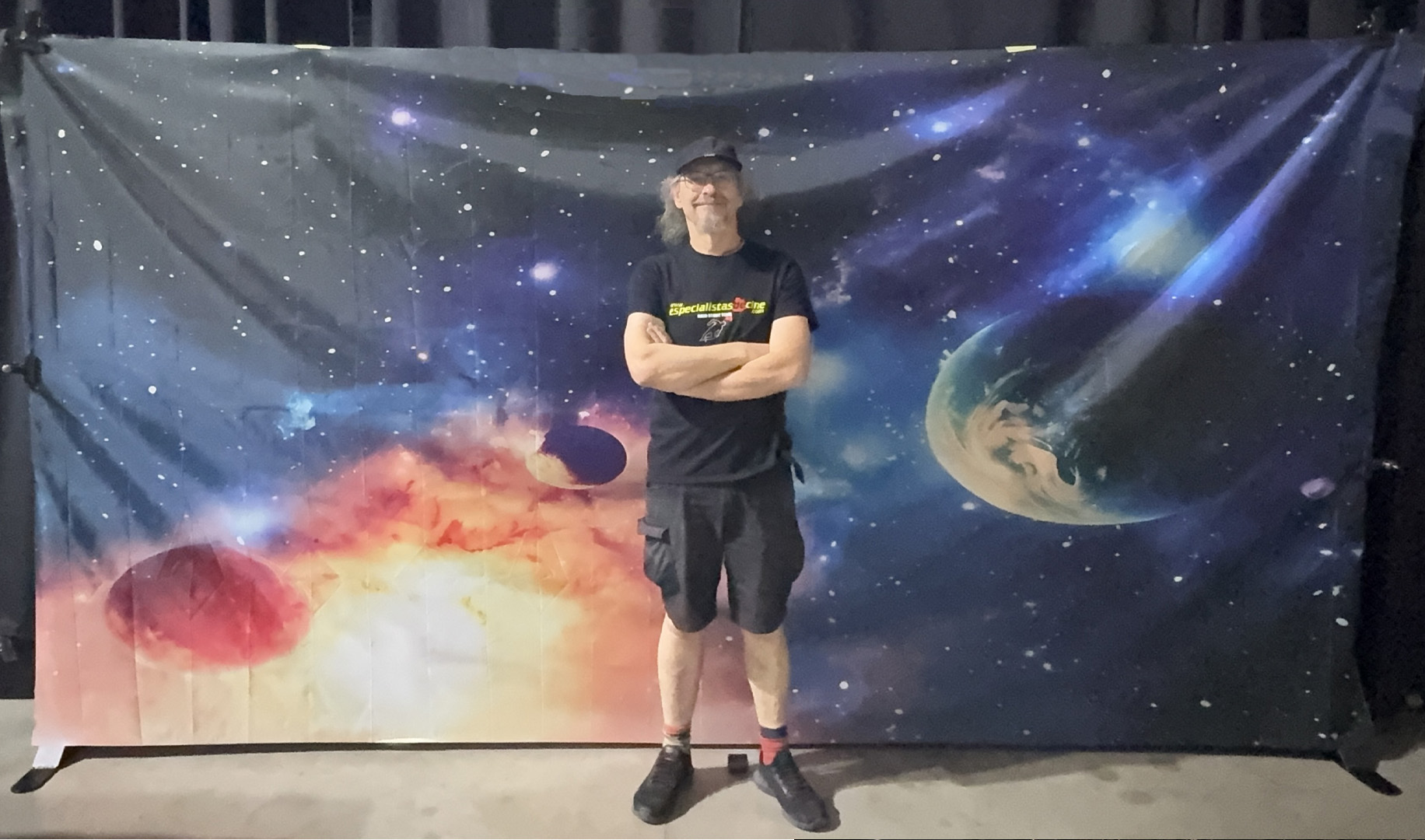 alquiler de fondos con decoracion espacial y vestuario y atrezo de astronauta para rodajes, alquiler de estudio para sesiones de fotos, videoclips, alquiler de traje espacial, alquiler de casco de astronauta